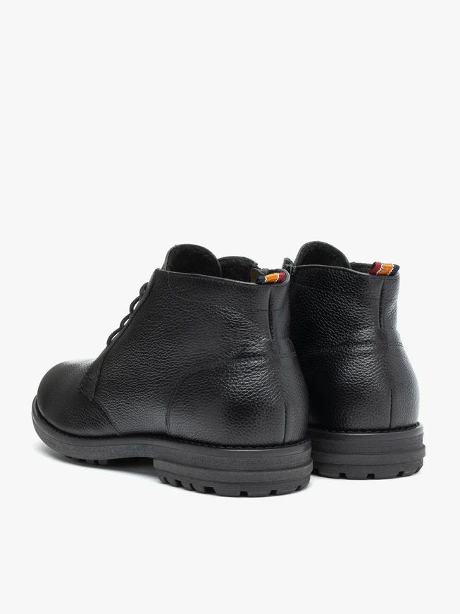 Schwarz genarbte Lederstiefel