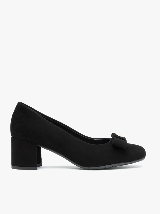Schwarze Pumps mit Absatz