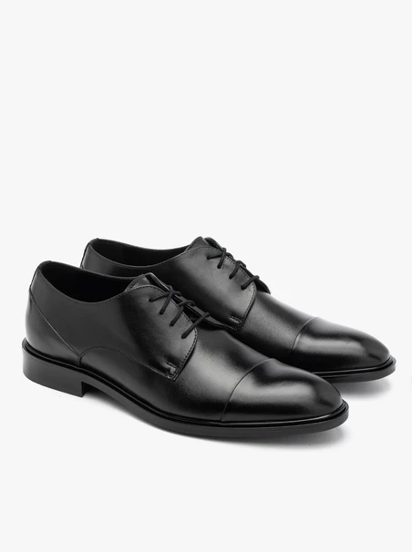 Schwarze Halbstiefel mit dekorativer Zehenkappe