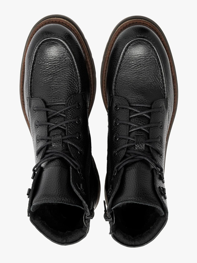 Schwarze Herrenstiefel mit Ziernähten auf dem Rist