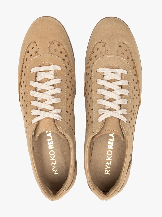 Halbschuhe aus sandfarbenem Nubukleder mit Perforationen