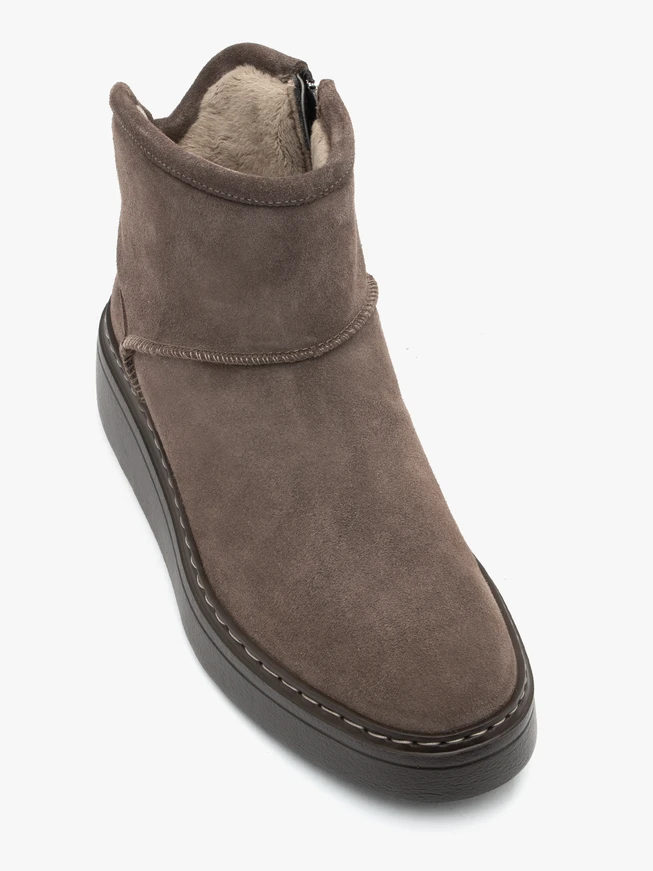 Braune, mit Wolle isolierte Schneestiefel