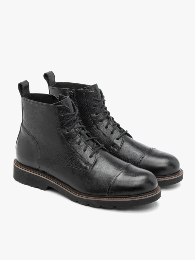 Schwarzer isolierter Vollnarbenlederstiefel