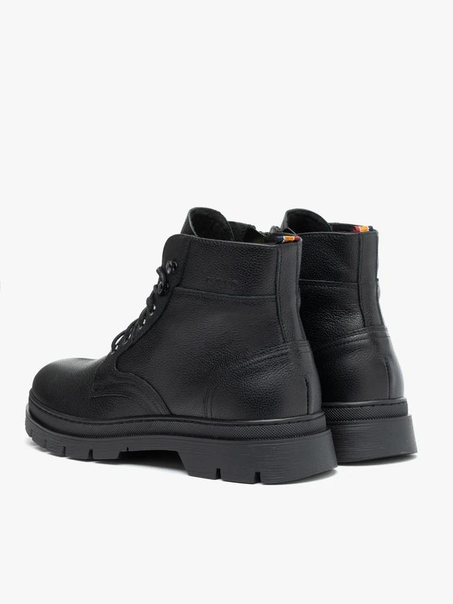 Schwarz genarbte Lederstiefel