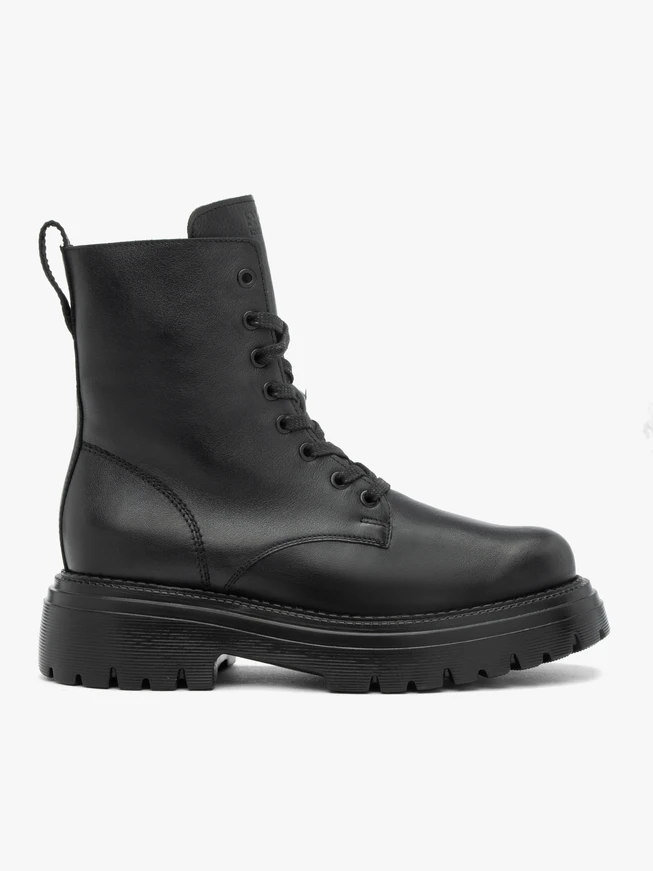 Schwarz genarbte Lederstiefel