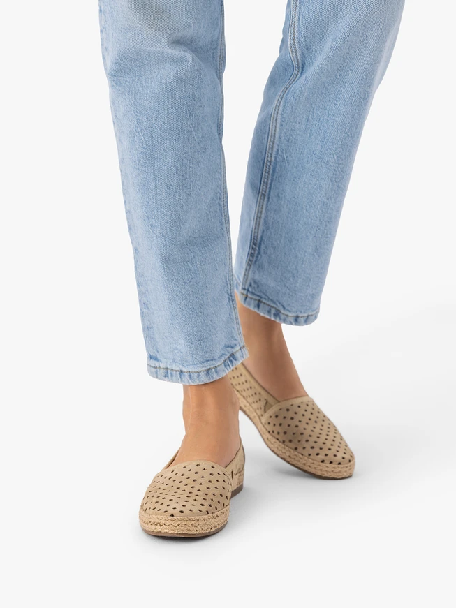 Sandfarbene Espadrilles mit Perforationen