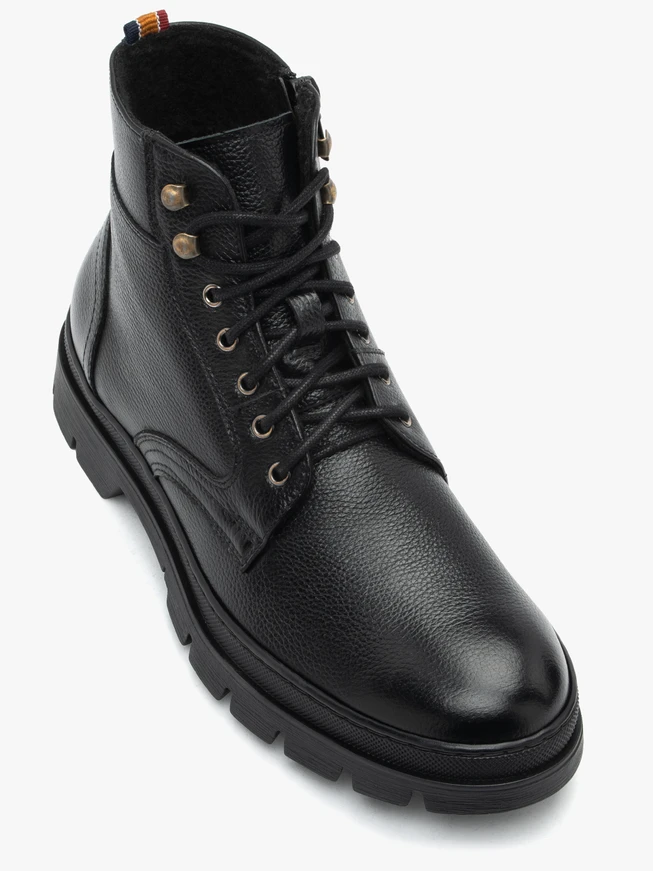 Schwarz genarbte Lederstiefel