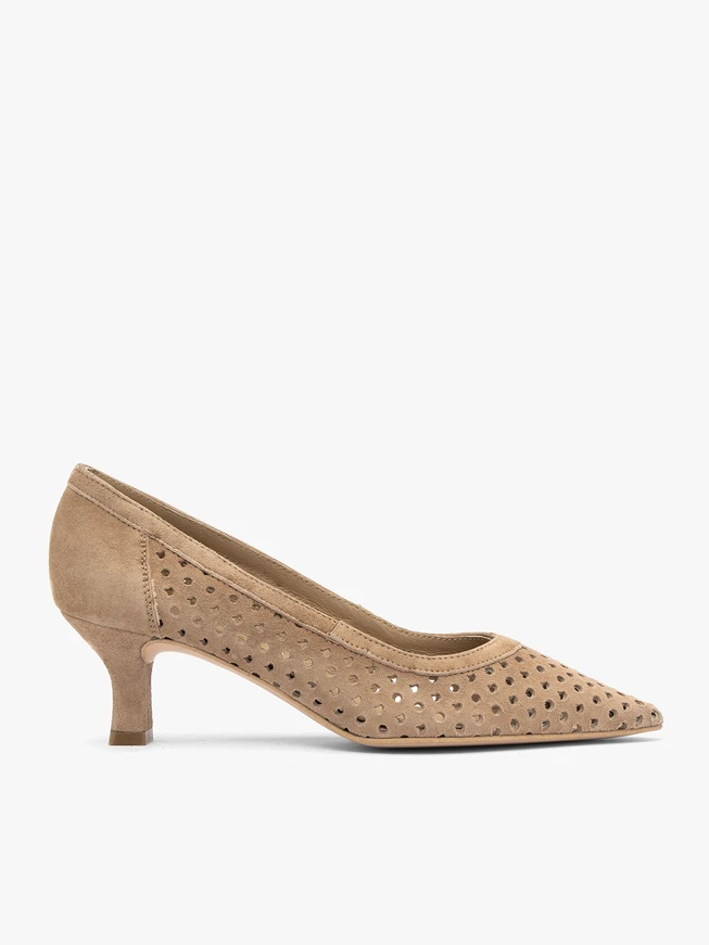 Hellbraune Pumps mit Perforationen