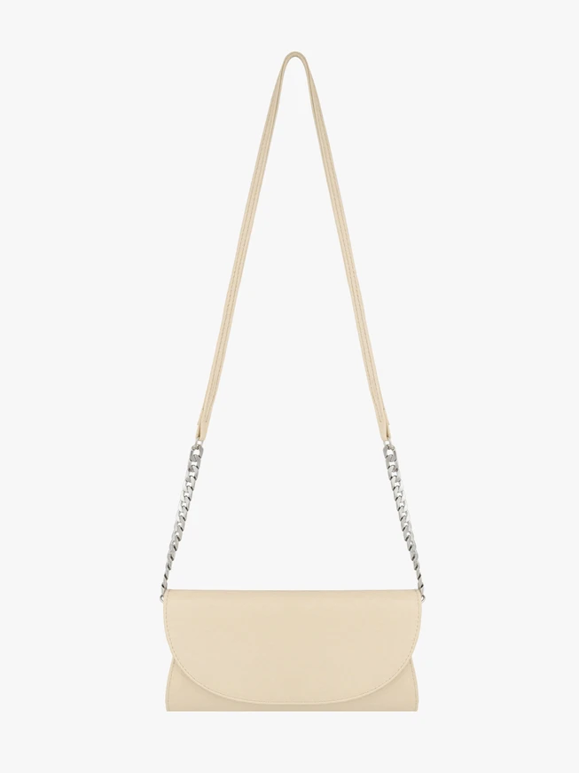 Beigefarbene Leder-Clutch-Tasche mit Kettenriemen