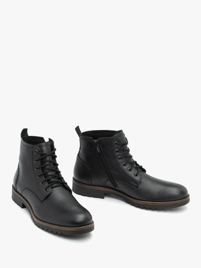 Isolierte Stiefel aus schwarzem Schafsleder