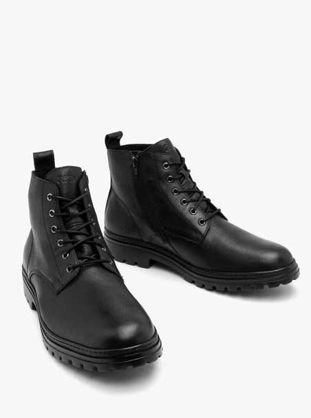 Schwarze Herrenstiefel auf leichter Traktorsohle