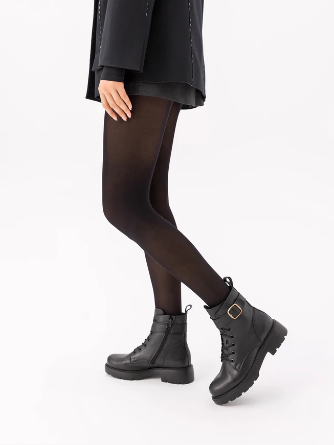 Schwarze Stiefel aus genarbtem Leder mit Riemen