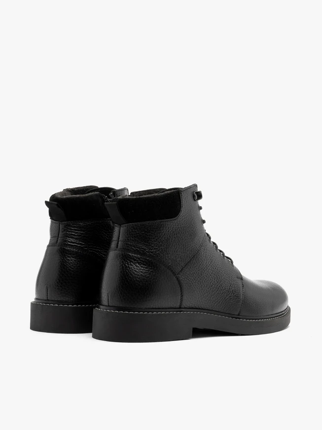 Schwarze Stiefel mit verschönerten Sohlen