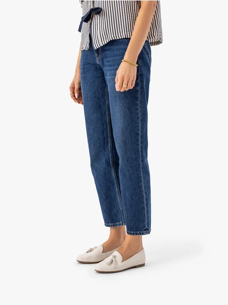 Cremefarbene Mokassins mit einer Clutch