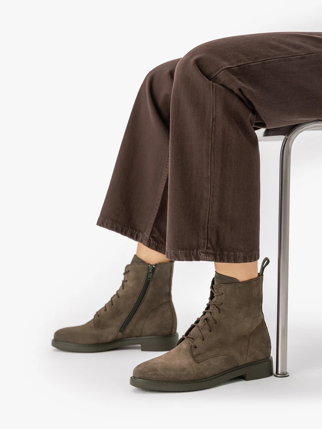 Braune Velourslederstiefel