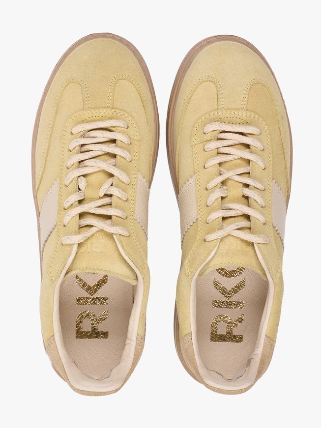 Leuchtend gelbe Turnschuhe aus Leder und Velours