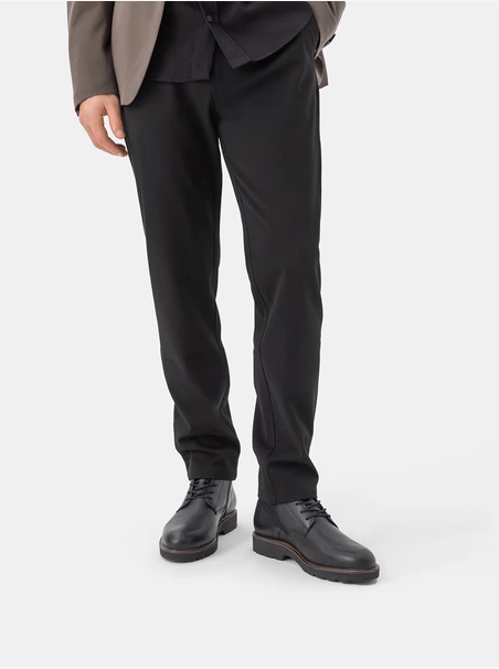 Schwarz genarbte Lederstiefel