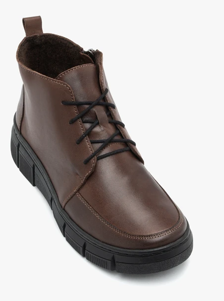 Braune Stiefel mit Fleece-Isolierung
