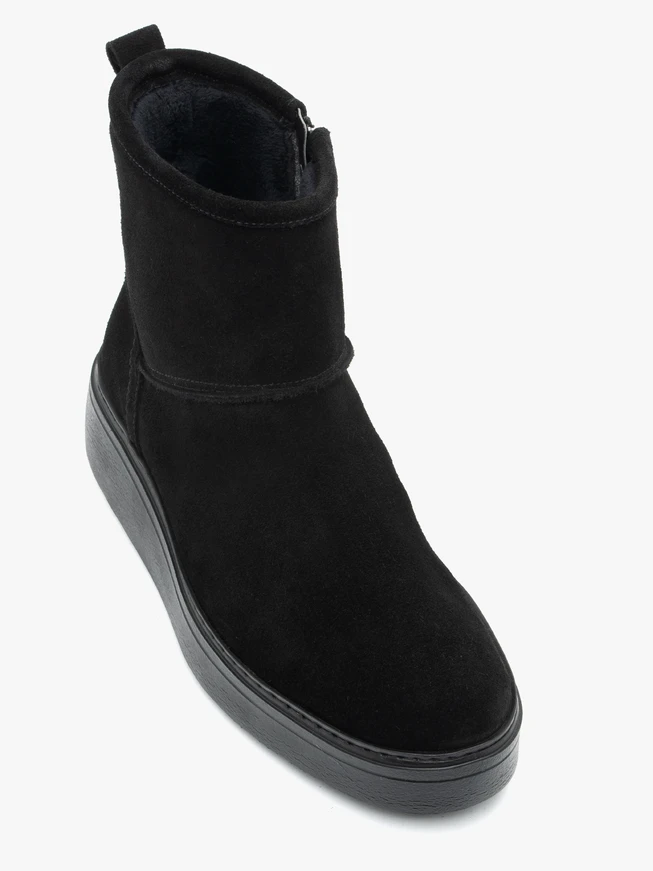Schwarze knöchelhohe Schneestiefel mit dickerer Sohle