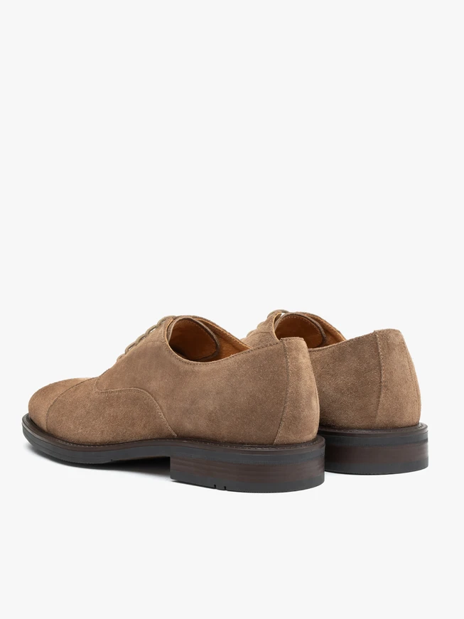Halbschuhe aus braunem Veloursleder zum Schnüren