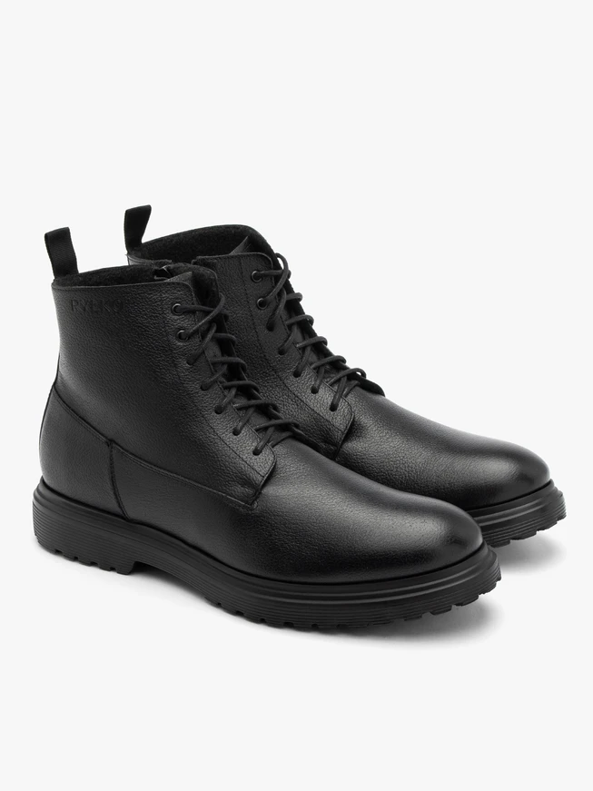 Schwarze Herrenstiefel mit festem Boden