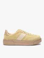 Leuchtend gelbe Turnschuhe aus Leder und Velours