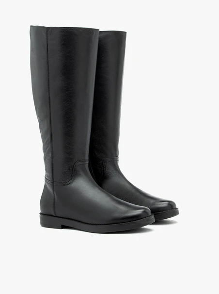 Schwarze Stiefel mit breitem Schaft