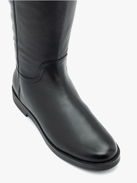 Schwarze Stiefel mit breitem Schaft