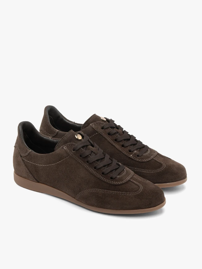 Sporthalbschuhe aus Veloursleder in Schokolade