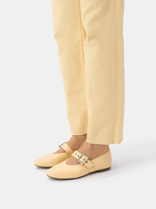 Leuchtend gelbe Mary Jane Ballerinas mit Riemen