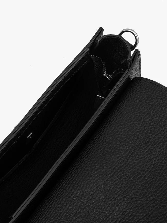 Handtasche aus schwarzem Vollnarbenleder mit dekorativer Schnalle