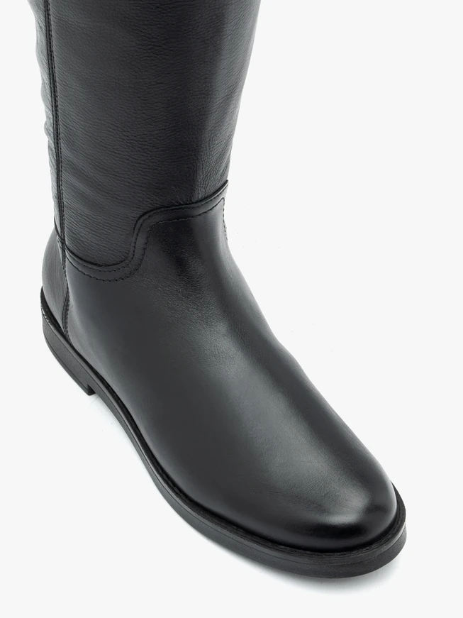 Schwarze Stiefel mit breitem Schaft