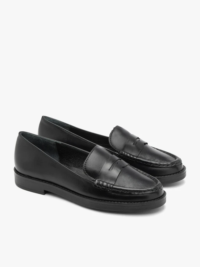 Schwarze minimalistische Mokassins aus genarbtem Leder