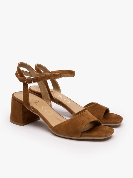 Hellbraune Sandalen mit festem Absatz
