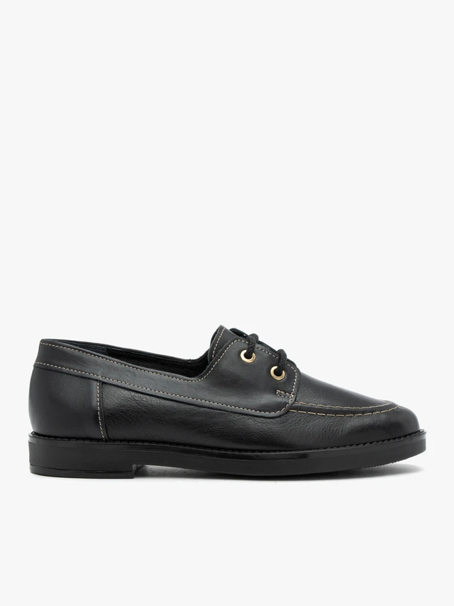 Halbschuhe aus schwarzem Narbenleder
