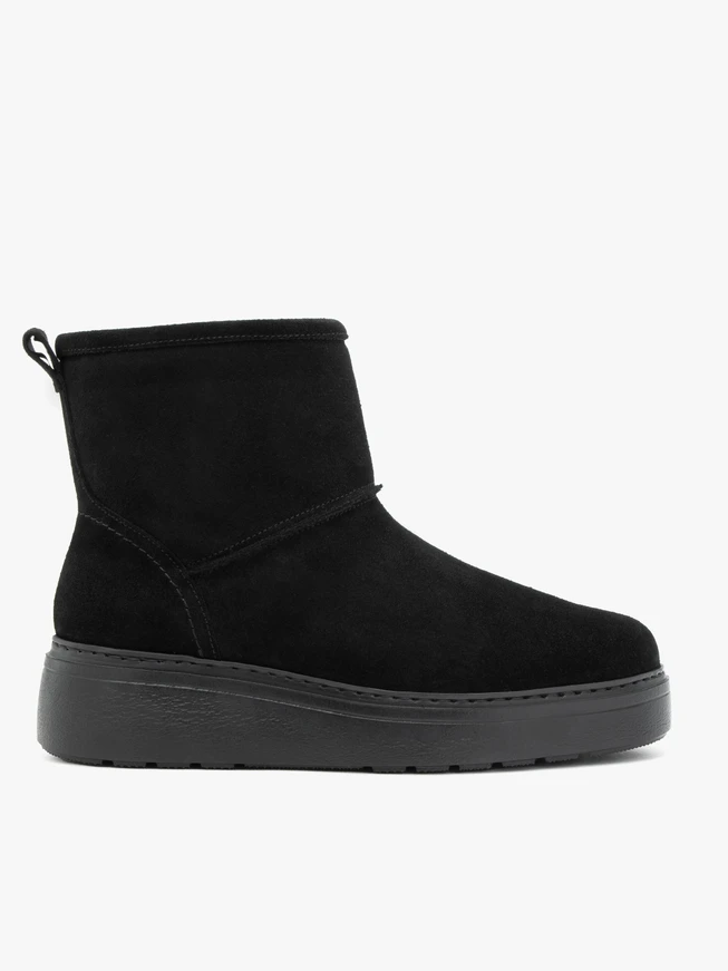 Schwarze knöchelhohe Schneestiefel mit dickerer Sohle