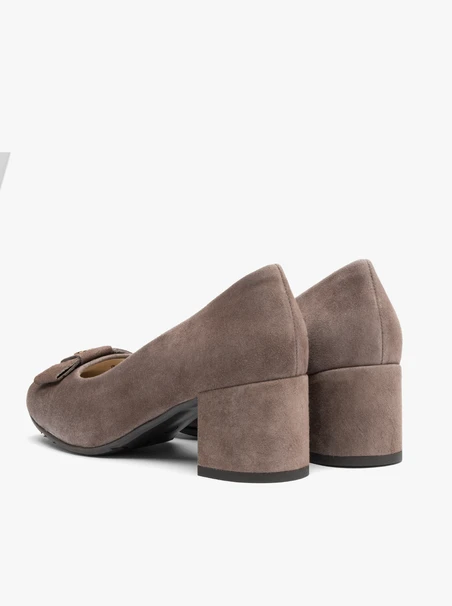 Graubraune Pumps mit Absatz