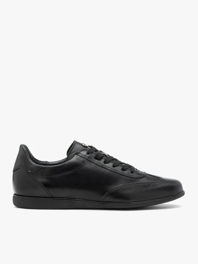 Schwarze Sportschuhe aus genarbtem Leder