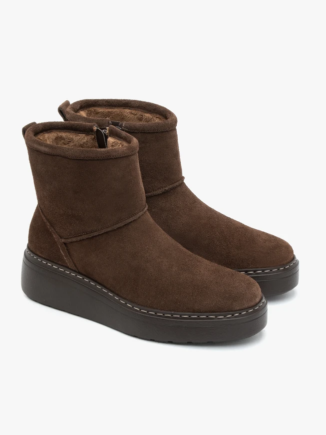 Braune knöchelhohe Schneestiefel mit dickerer Sohle