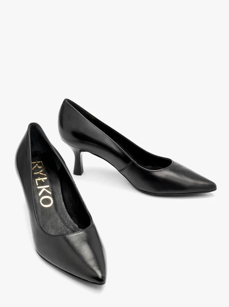 Schwarze Pumps mit lackiertem Stilettoabsatz