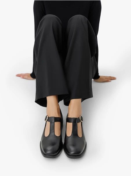Schwarze T-Bar-Halbschuhe