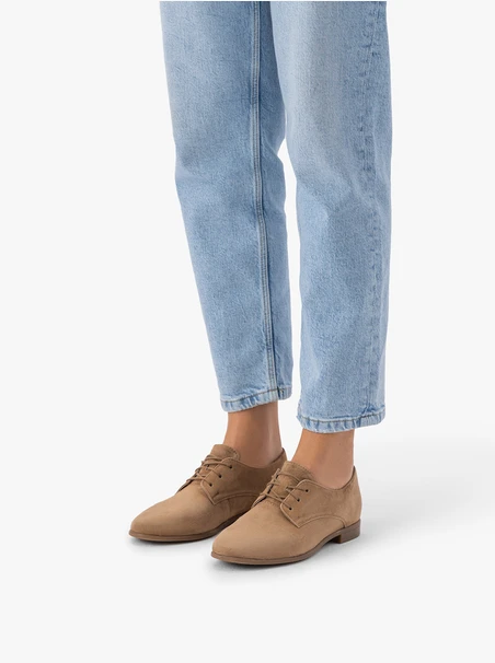 Halbschuhe aus hellbraunem Veloursleder zum Schnüren