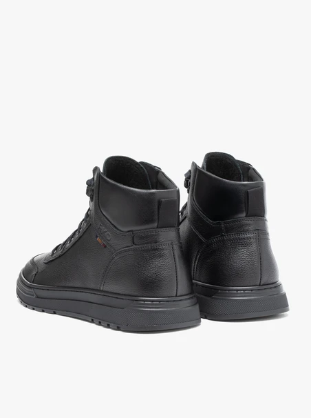 Schwarze isolierte Stiefel