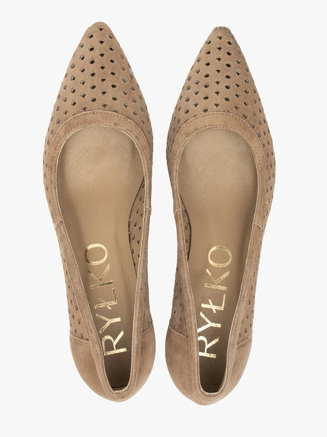 Hellbraune Pumps mit Perforationen