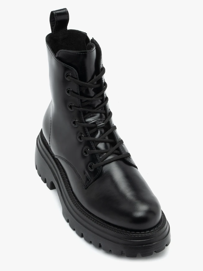 Schwarz genarbte Lederstiefel