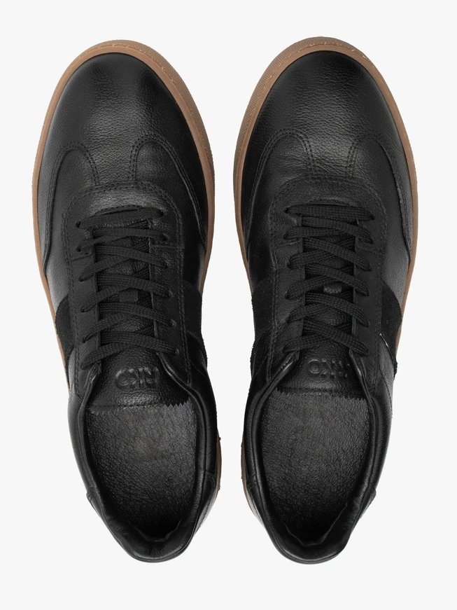 Schwarze Herren Sporthalbschuhe mit beigem Boden