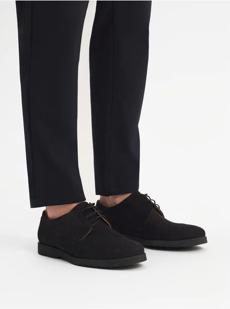 Schwarze Nubuk-Halbschuhe für Männer mit Perforationen auf dem Schaft
