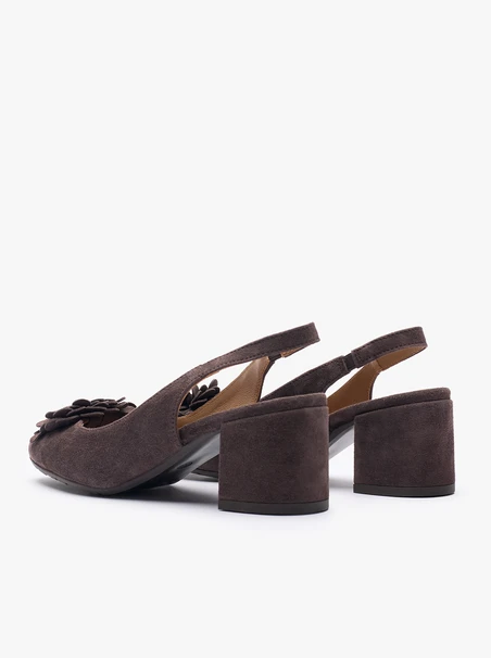 Dunkelbraune Slingback-Pumps ohne Absatz mit Blumenverzierung