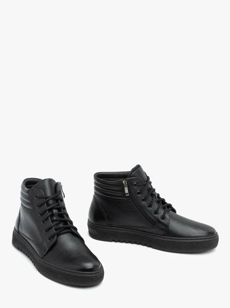 Schwarz genarbte Lederstiefel