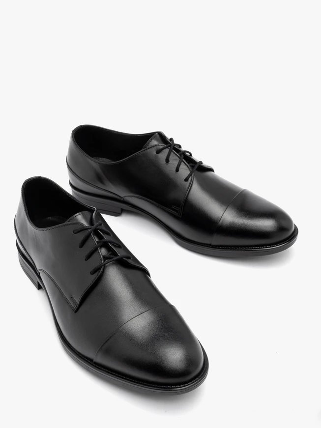 Schwarze Halbstiefel mit dekorativer Zehenkappe